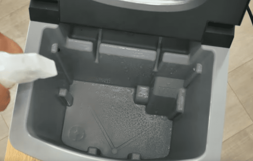 clean a countertop ice maker with vinegar
